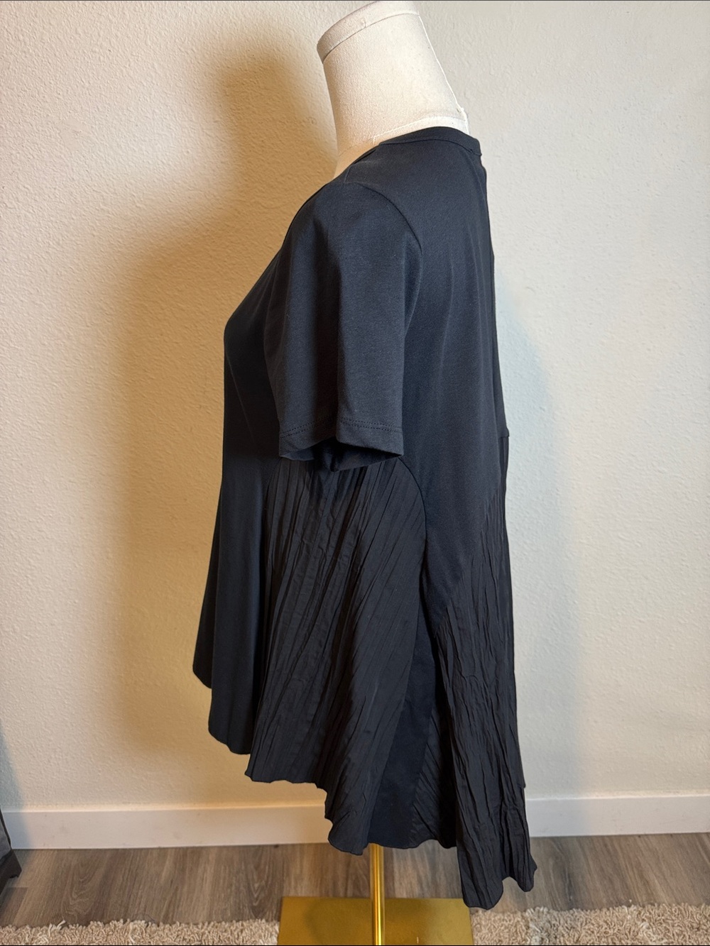 NWT Ozai N Ku Pleat Back Short Sleeve Top in Black